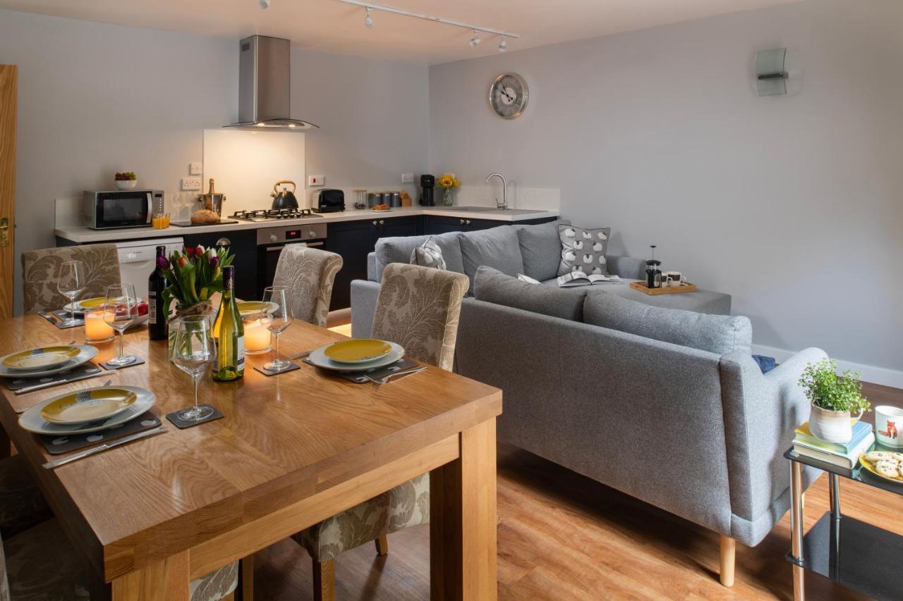 The Coachhouse - Cottage With Private Hot Tub 콜윈베이 외부 사진