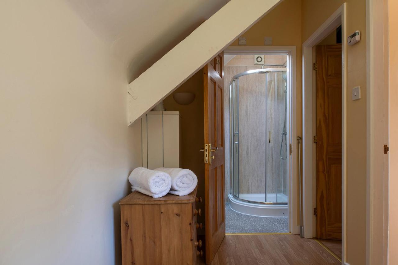 The Coachhouse - Cottage With Private Hot Tub 콜윈베이 외부 사진