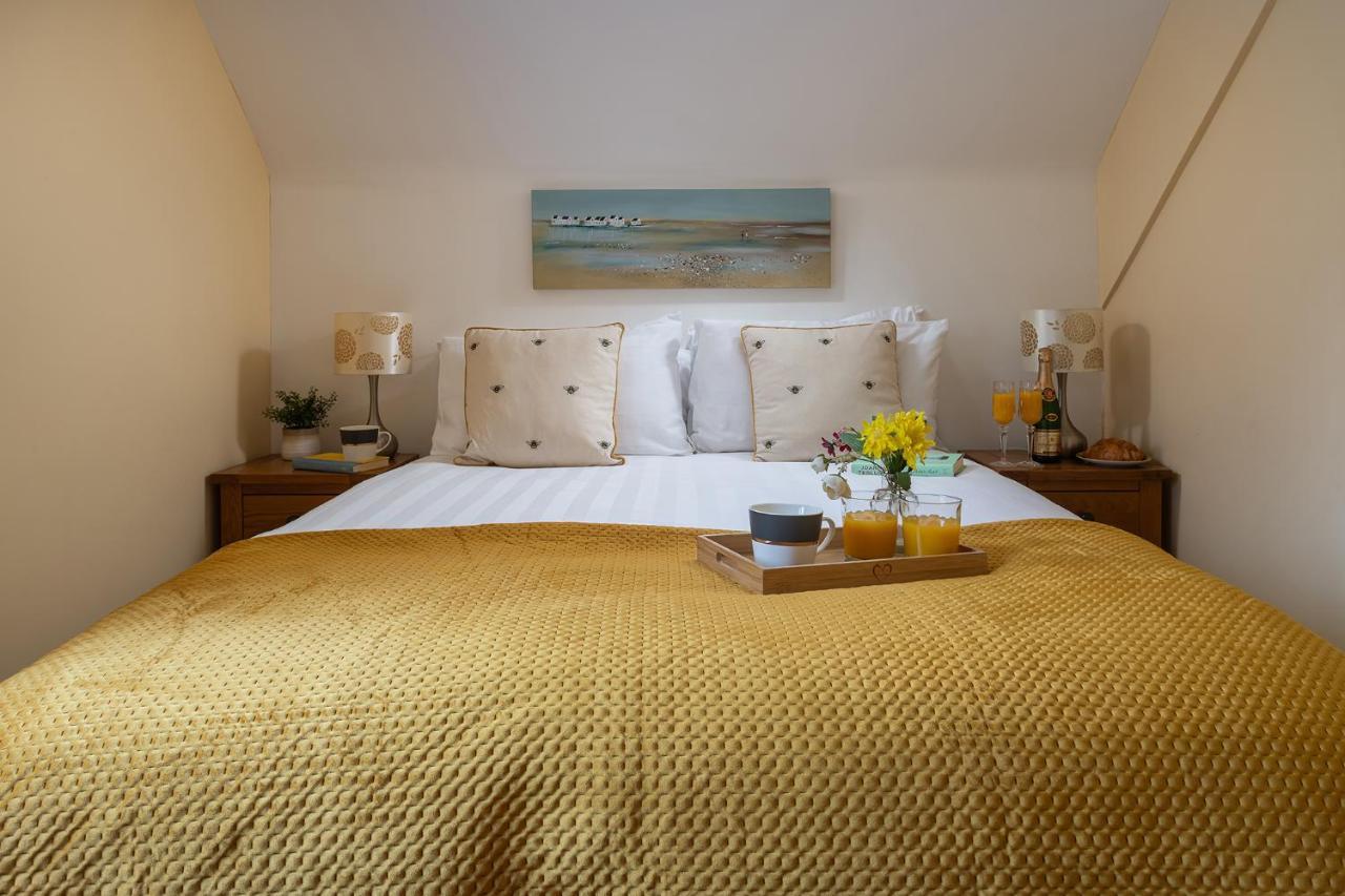 The Coachhouse - Cottage With Private Hot Tub 콜윈베이 외부 사진