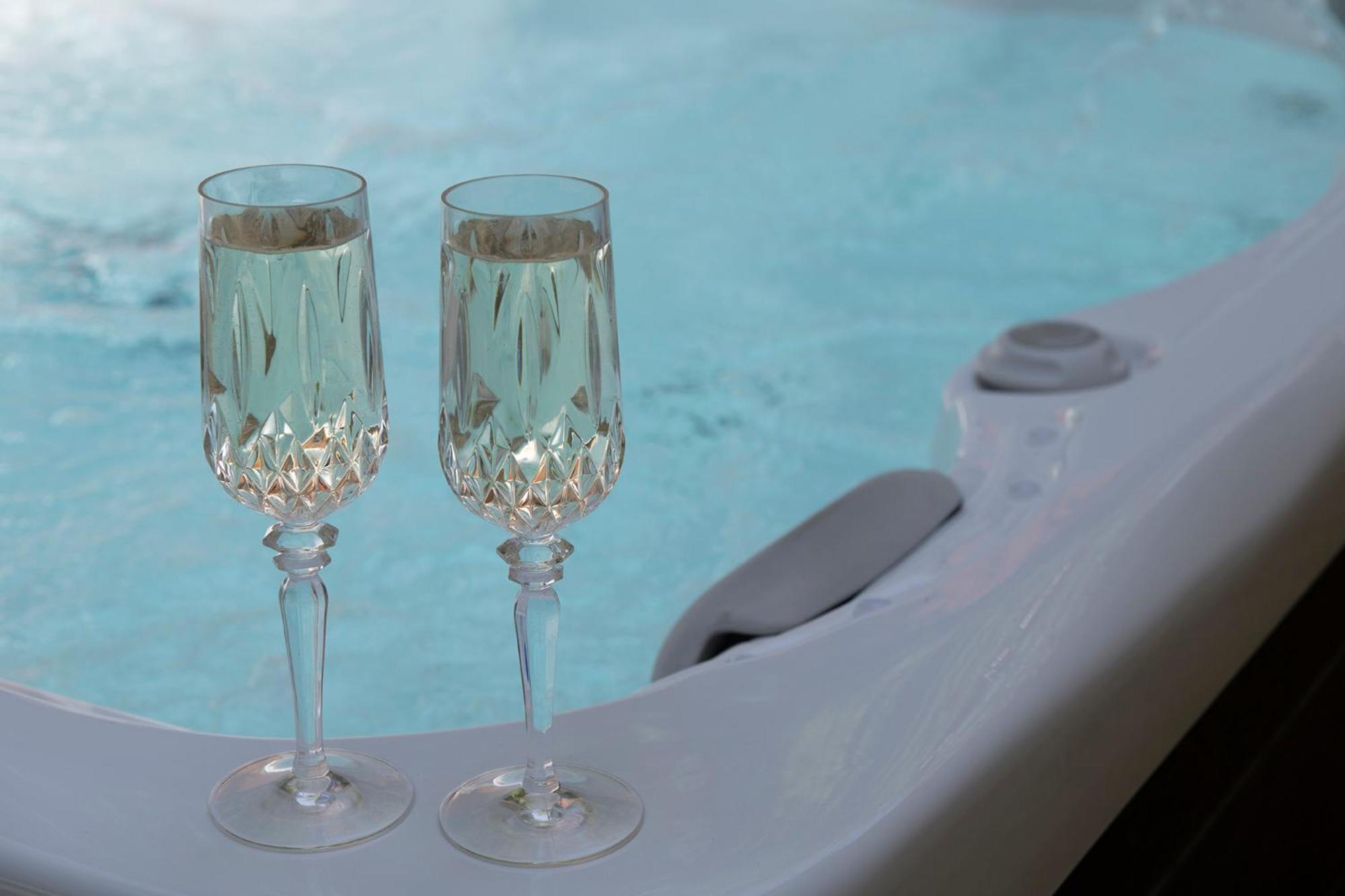 The Coachhouse - Cottage With Private Hot Tub 콜윈베이 외부 사진