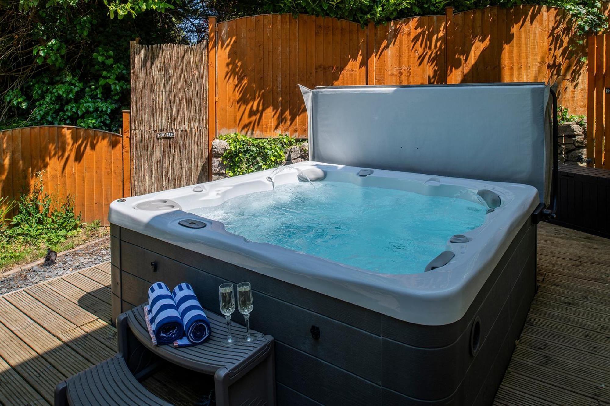 The Coachhouse - Cottage With Private Hot Tub 콜윈베이 외부 사진