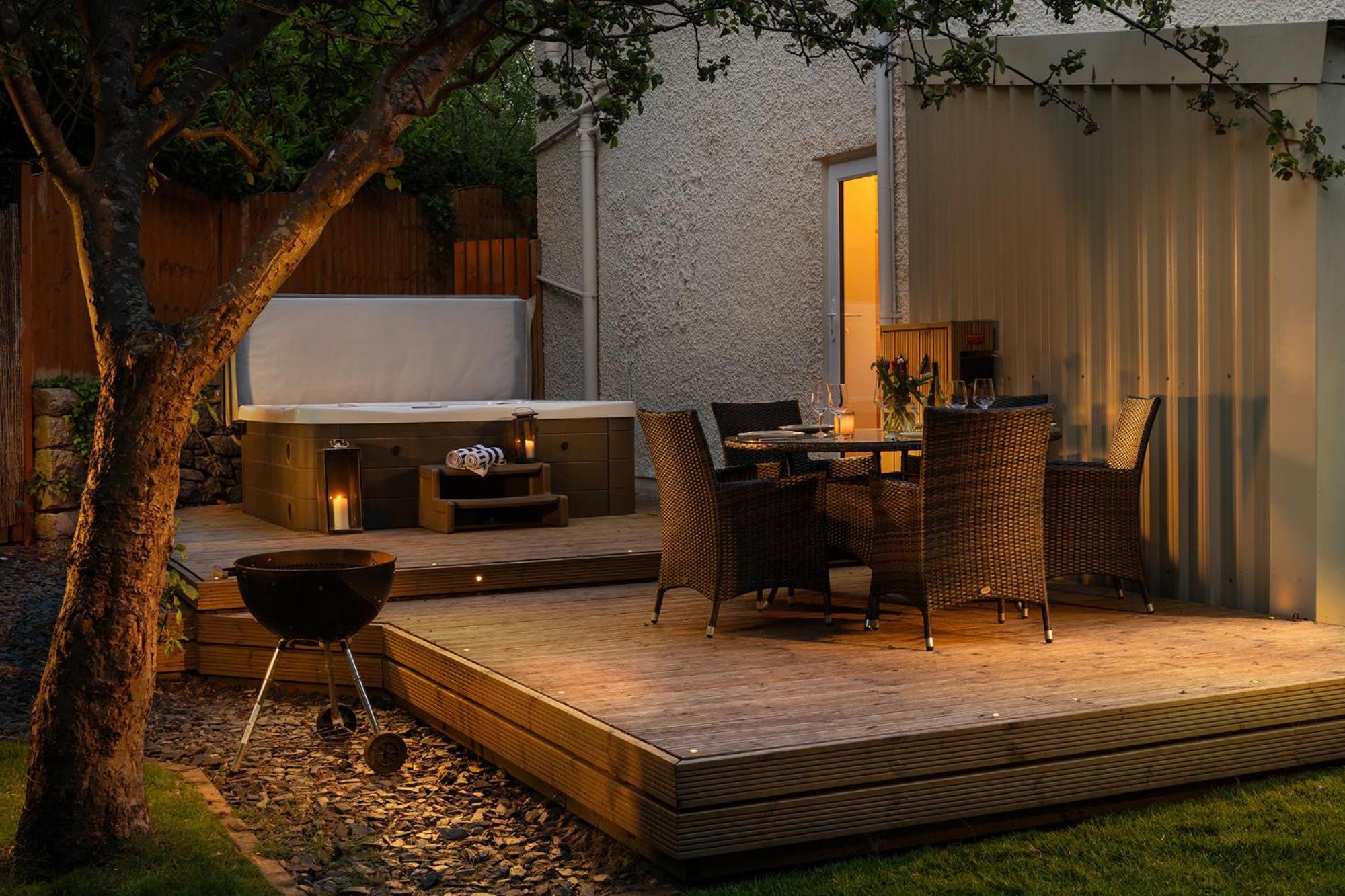 The Coachhouse - Cottage With Private Hot Tub 콜윈베이 외부 사진