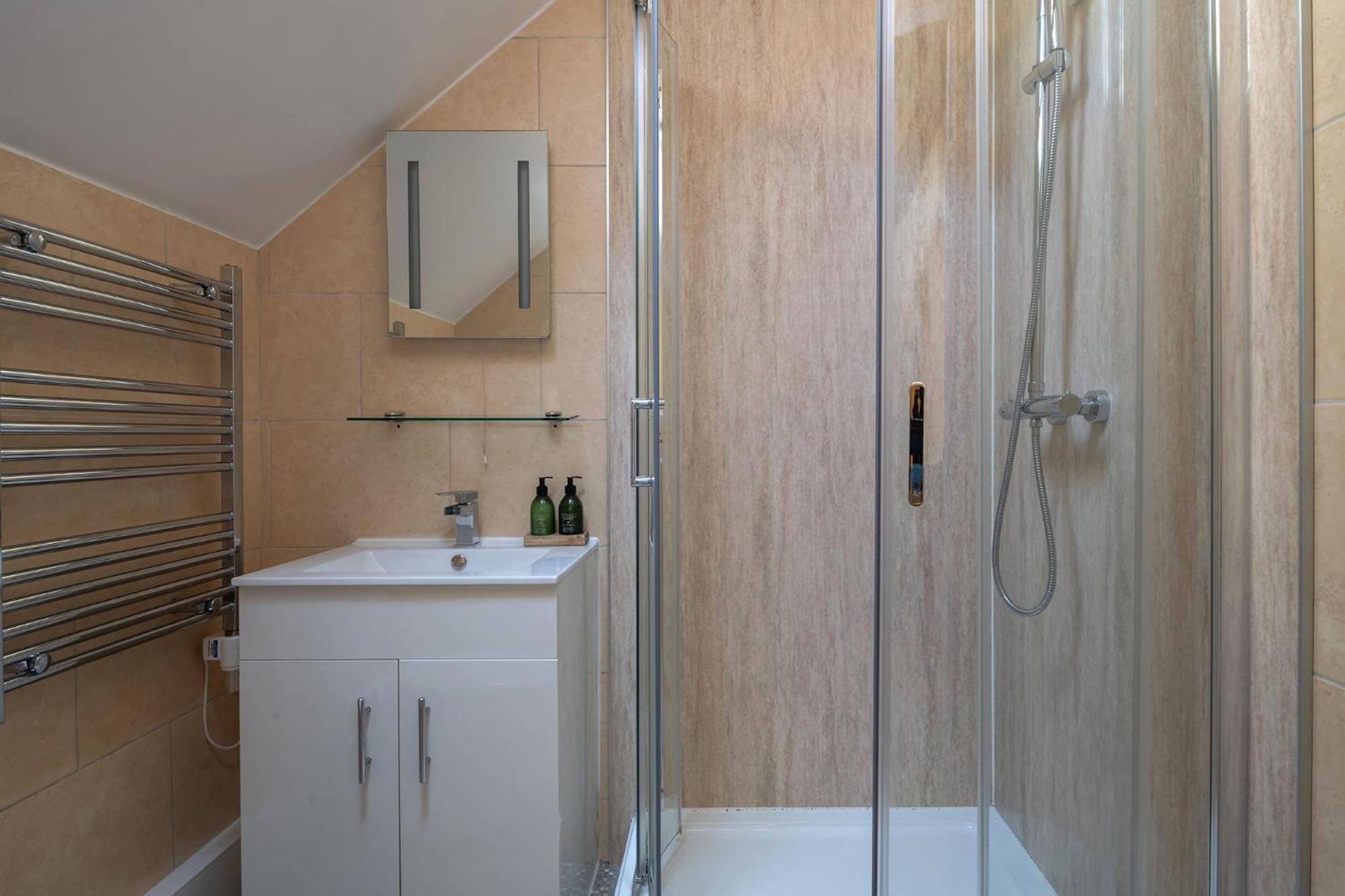 The Coachhouse - Cottage With Private Hot Tub 콜윈베이 외부 사진