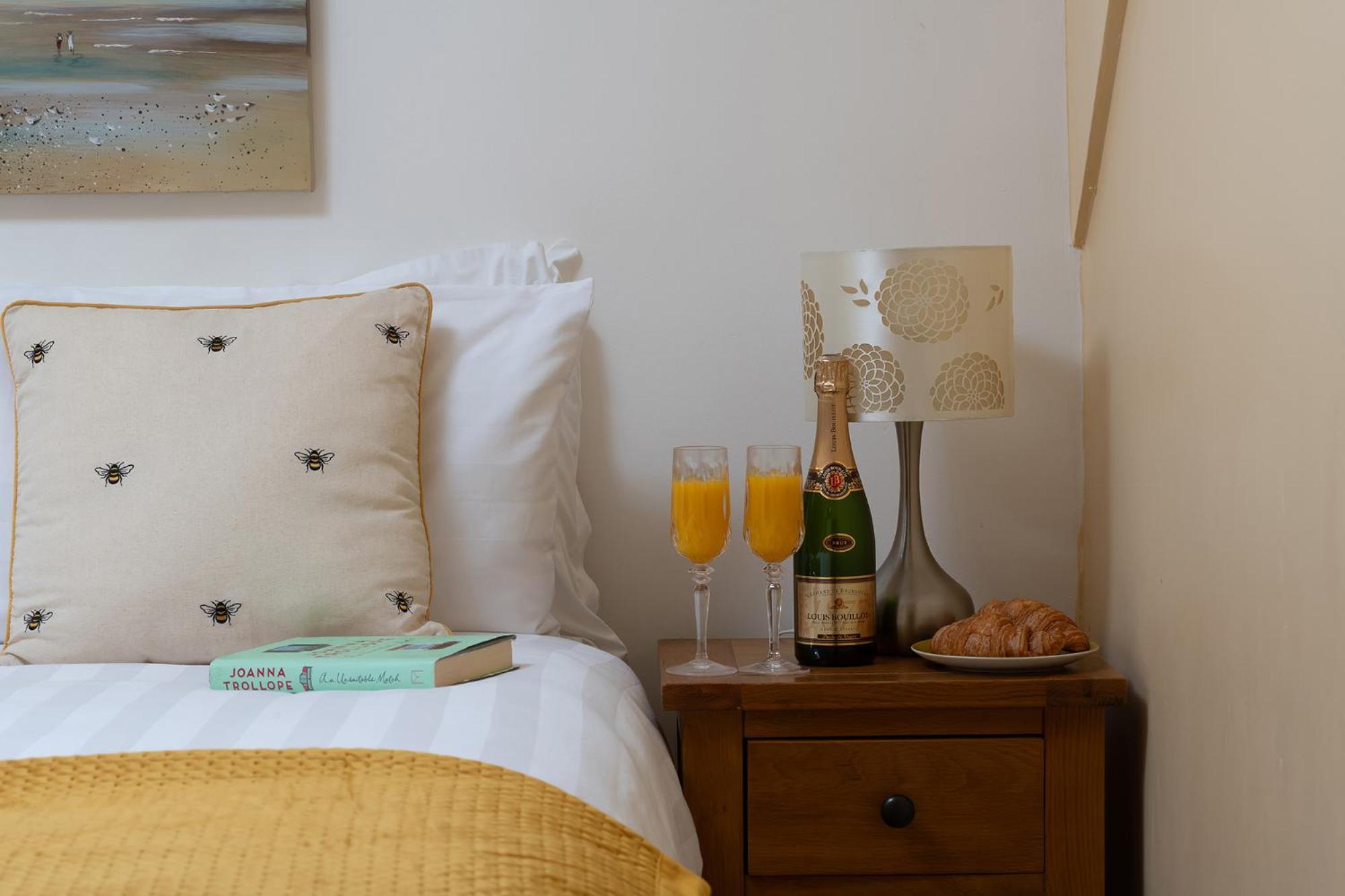 The Coachhouse - Cottage With Private Hot Tub 콜윈베이 외부 사진